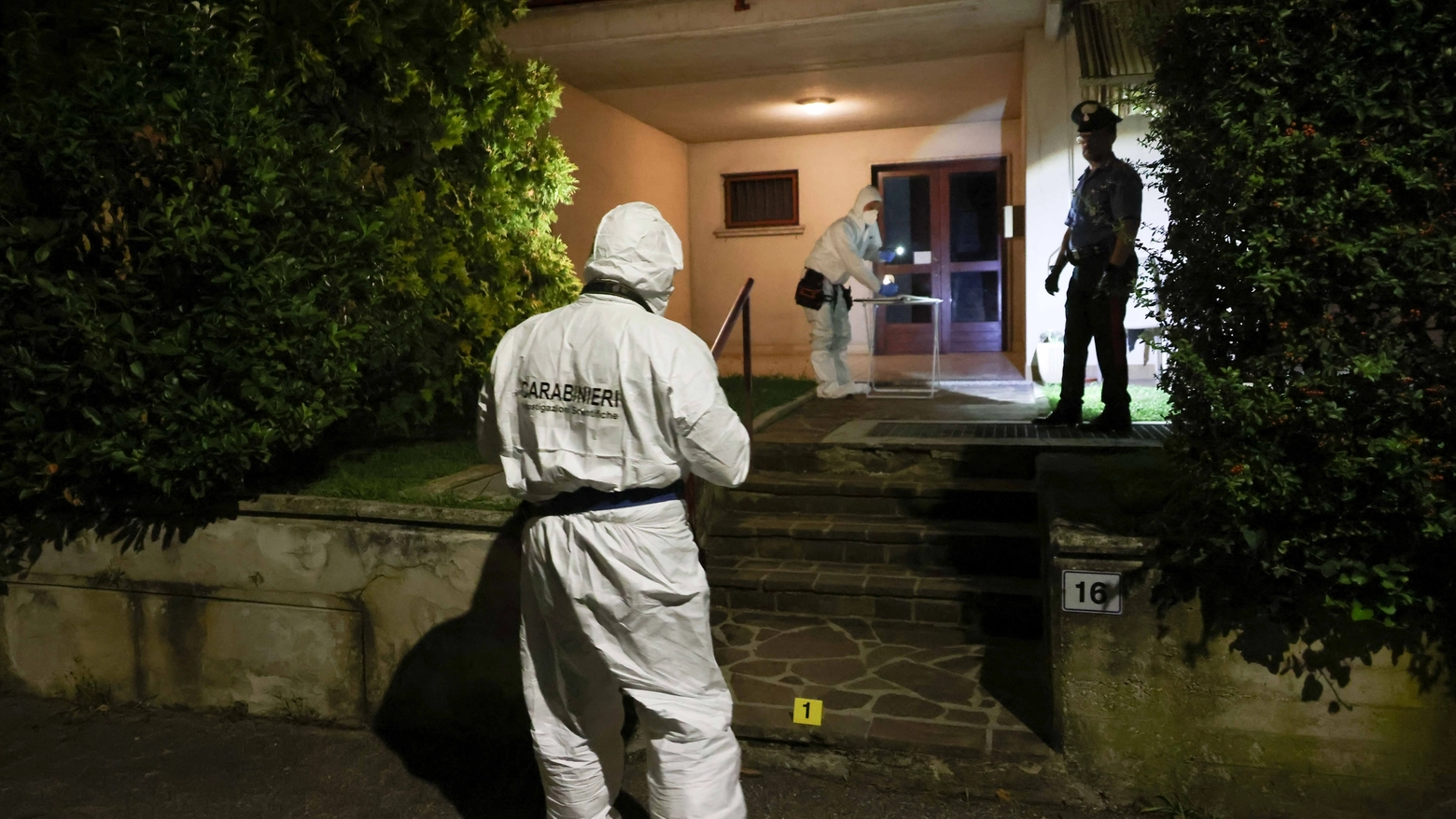 Arrestato un operaio incensurato, sconosciuti i motivi della lite. La donna si trova in Rianimazione alla Poliambulanza di Brescia