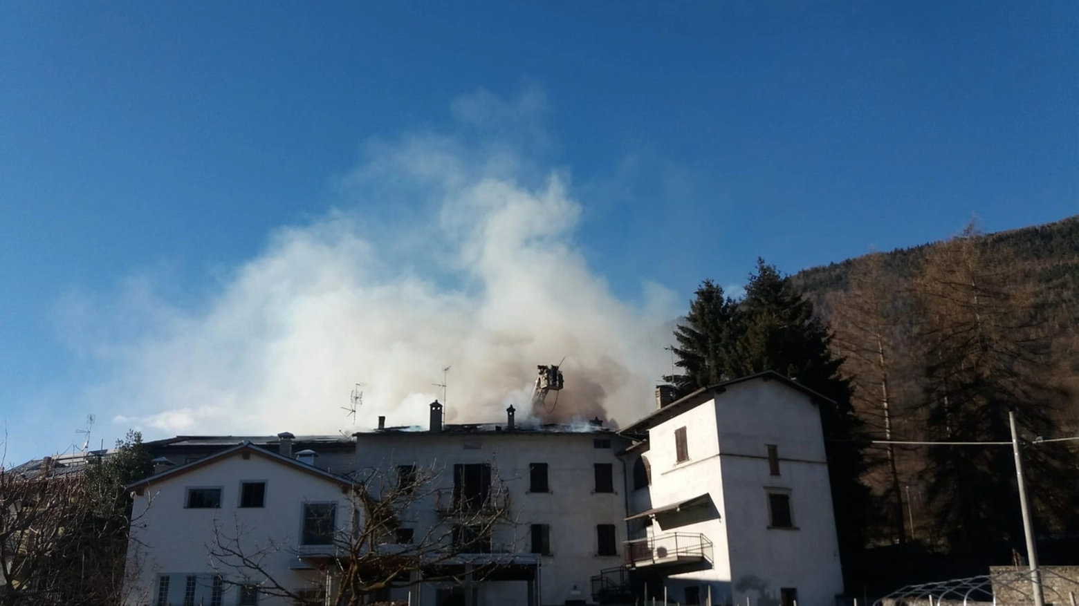 Ponte in Valtellina, in fiamme il tetto di un'abitazione