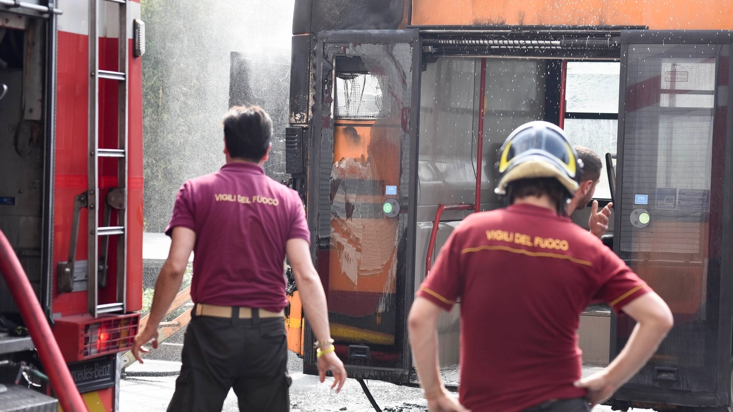 Autobus prende fuoco a Milano (Newpress)