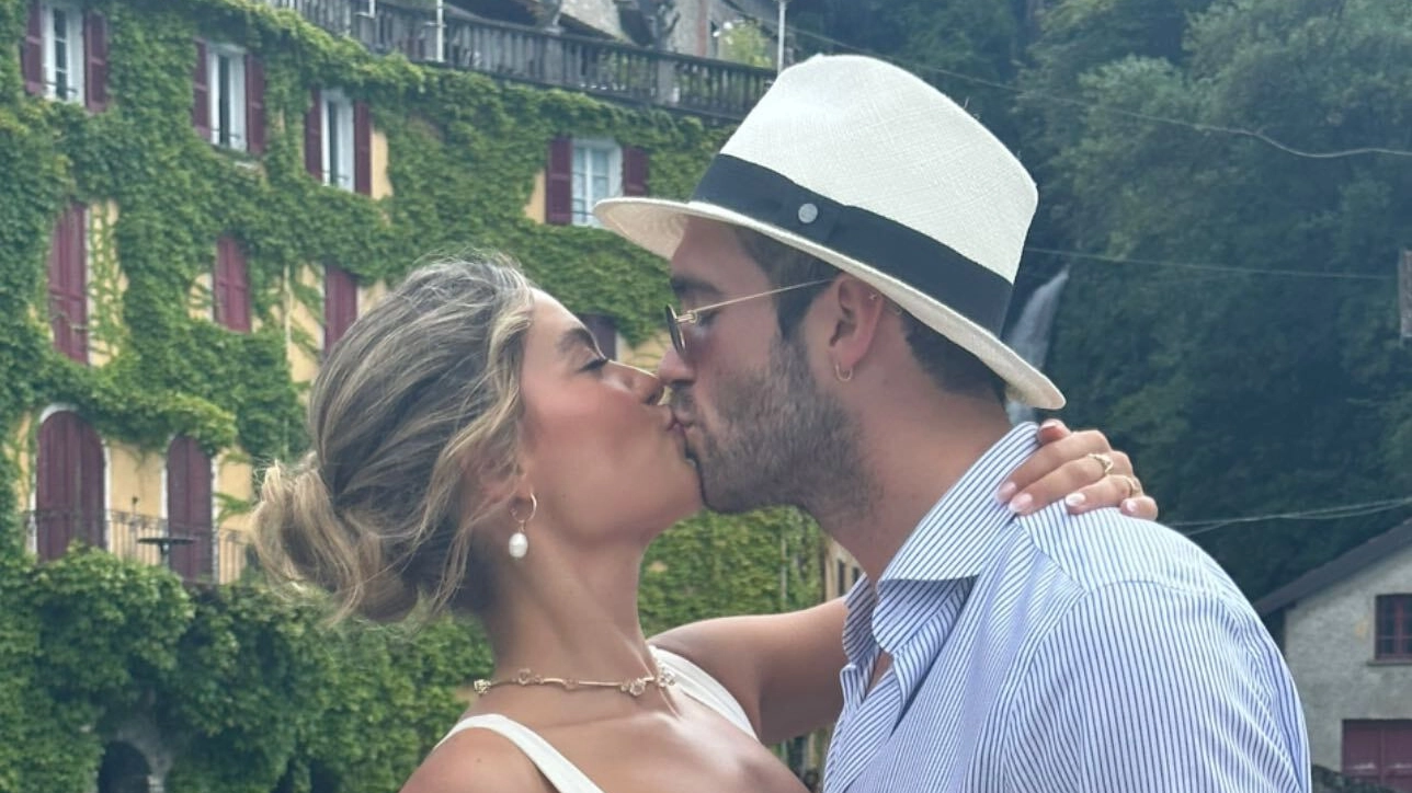 Il bacio tra Janis Danner e la fidanzata Jessica De Oliveira in uno scatto postato su Instagram