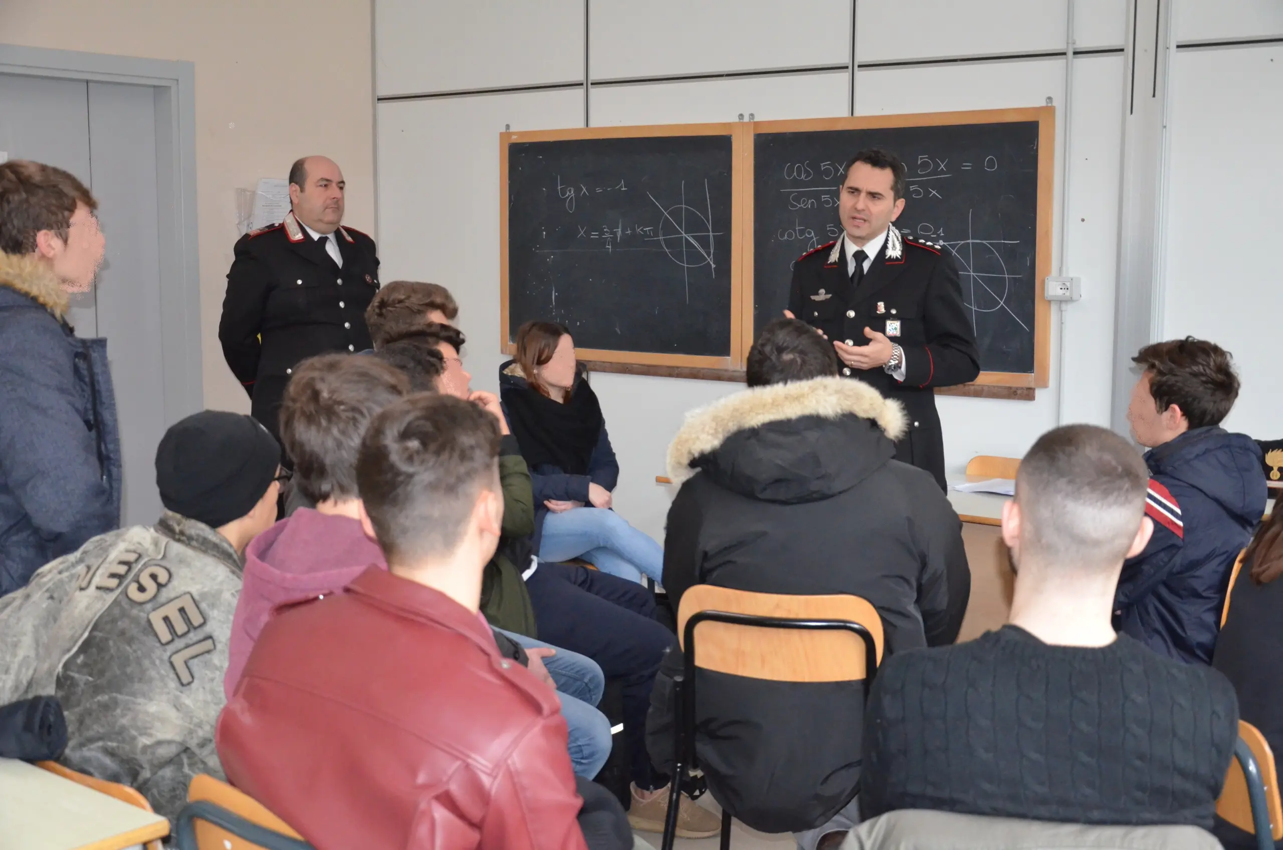Carabinieri a lezione si raccontano: tanti i ragazzi interessati alla carriera militare