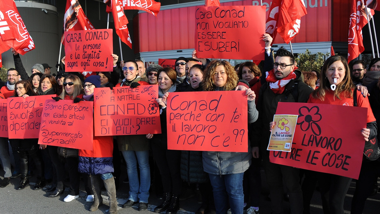 I dipendenti di Auchan Nerviano e Rescaldina durante la protesta di ieri mattina