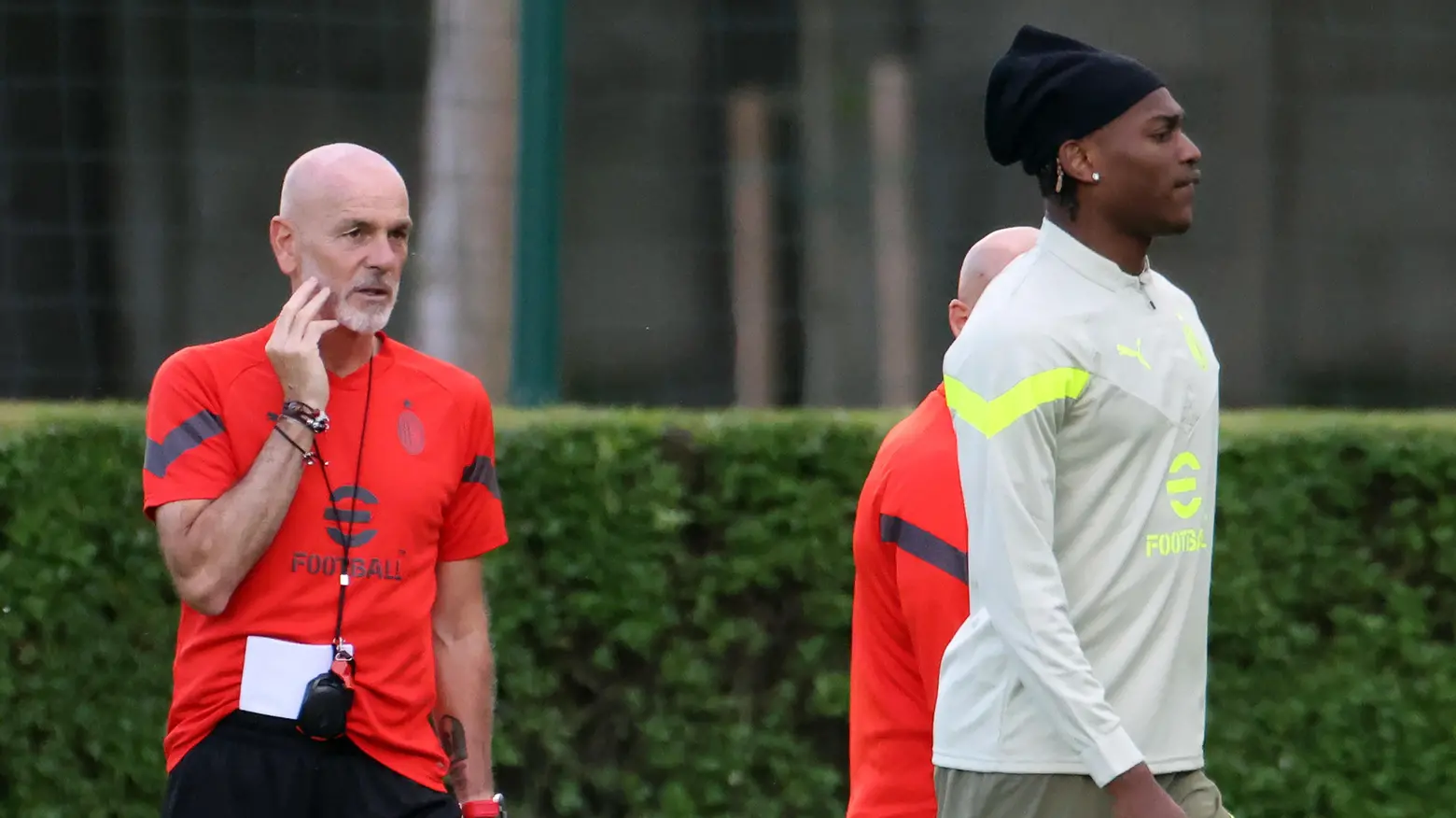 Pioli e Leao durante la rifinitura a Milanello Pioli e Leao durante la rifinitura a Milanello