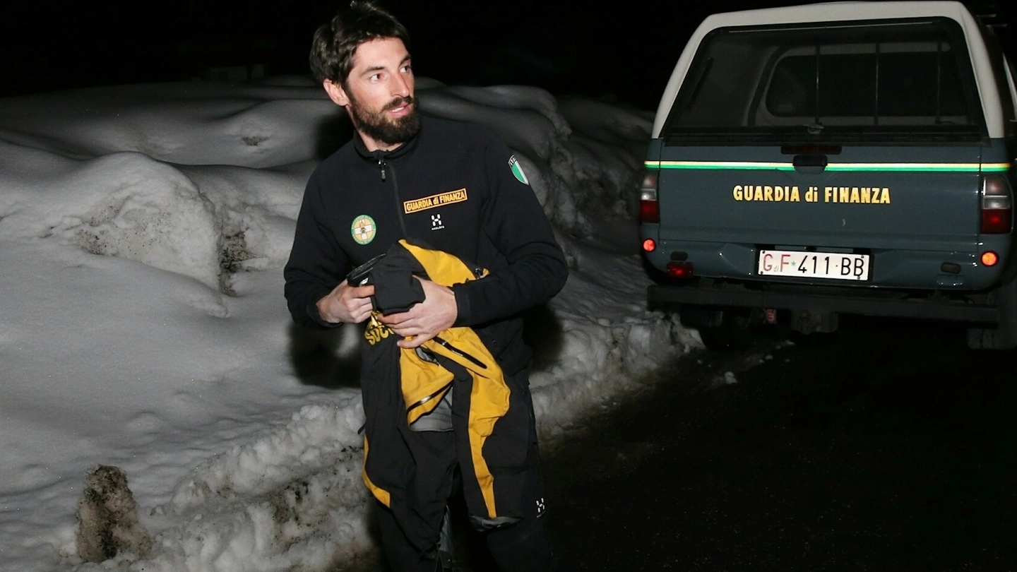 Quando i soccorritori hanno estratto  il 35enne dalla neve era ancora vivo, ma in stato di grave e avanzata ipotermia e il ricovero all’ospedale di Bergamo si è rivelato inutile