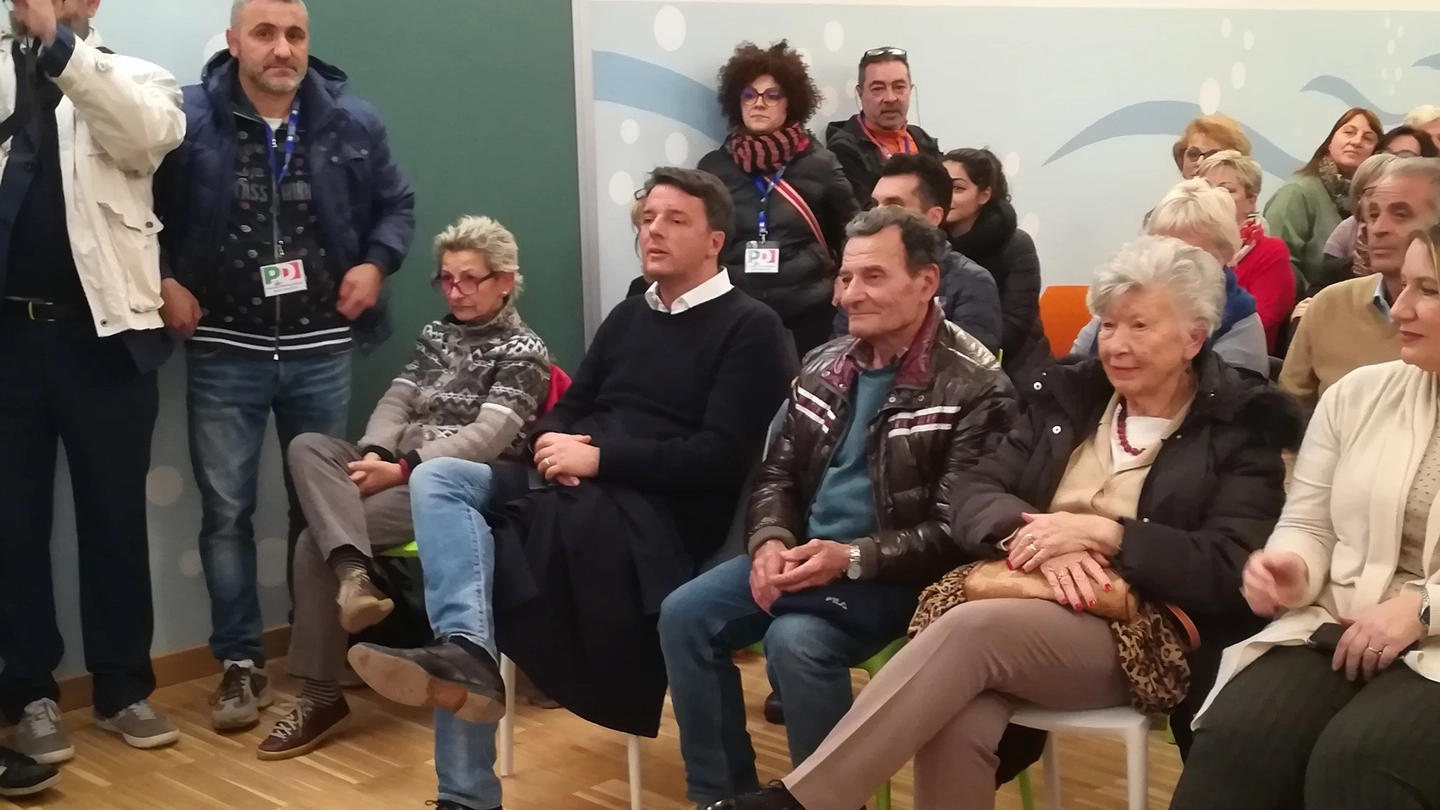 Matteo Renzi seduto tra il pubblico 