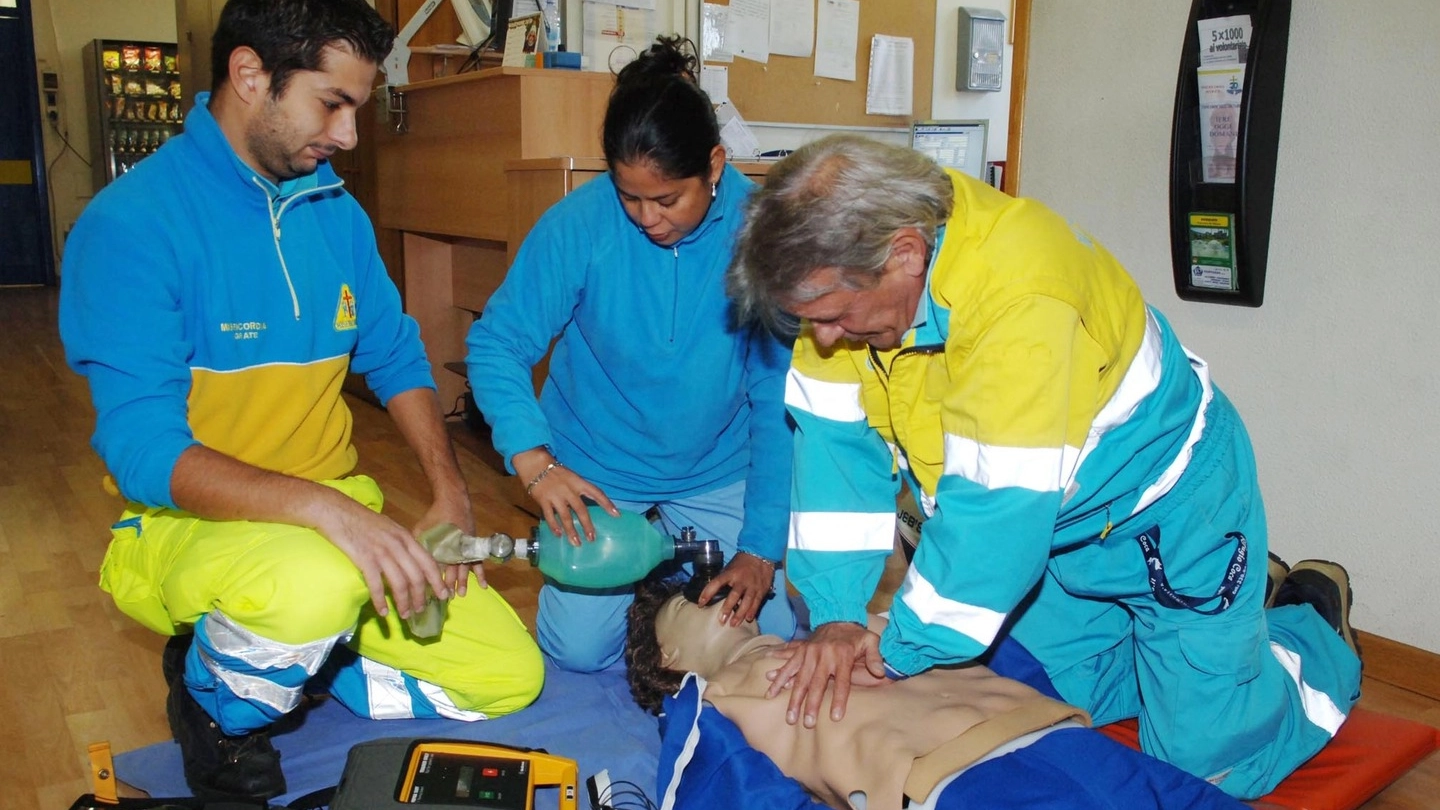 Manovre di rianimazione con un defibrillatore, in un'immagine di repertorio (Newpress)