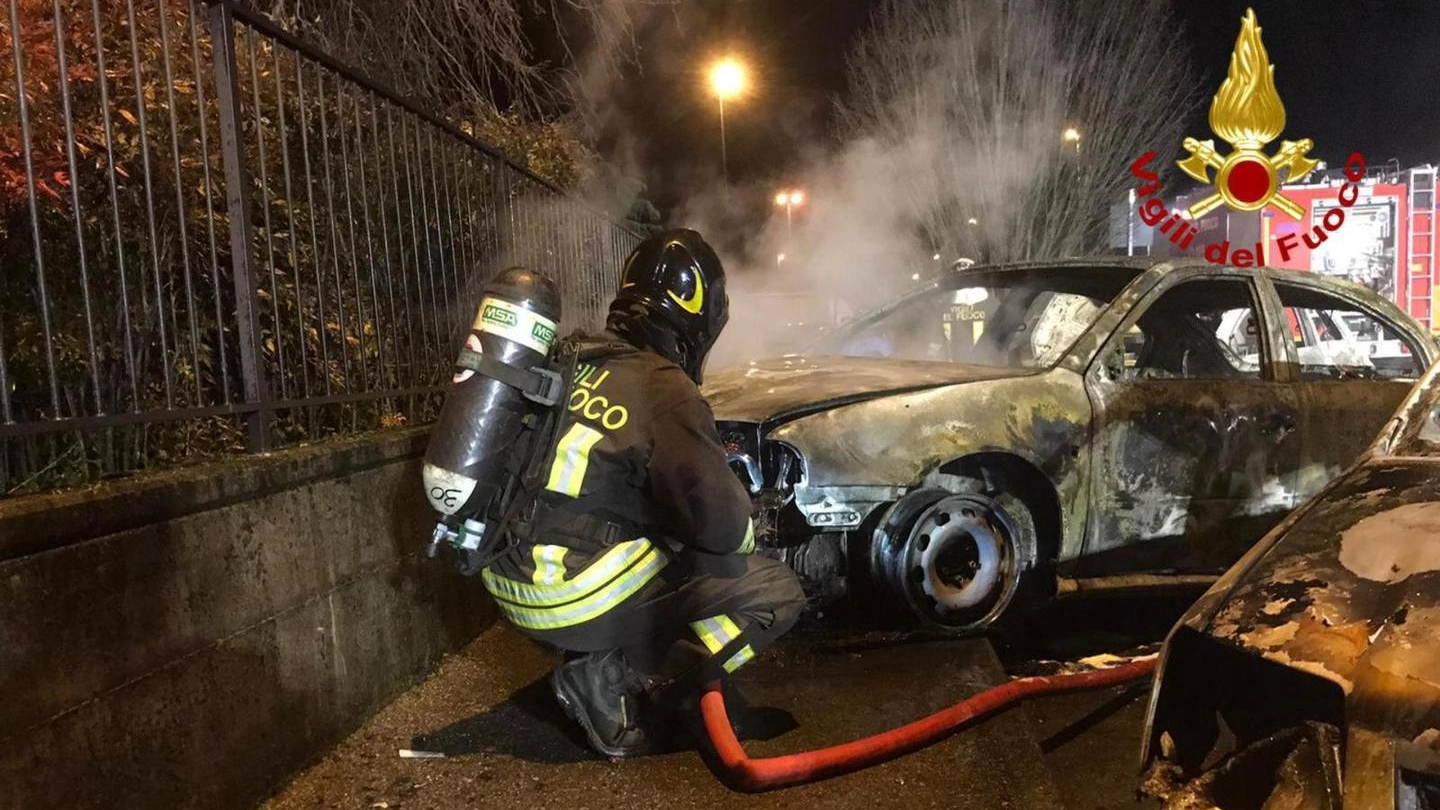 Una delle auto andate a fuoco a Trucazzano