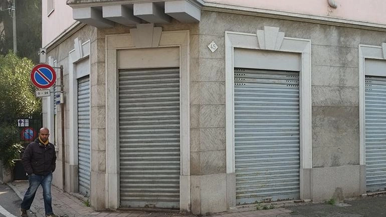 Riapre il supermercato nel rione: "Ma qui manca pure il bancomat"