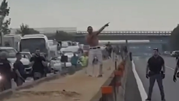 L'intervento della polizia per bloccare il folle che lanciava sassi sull'A1