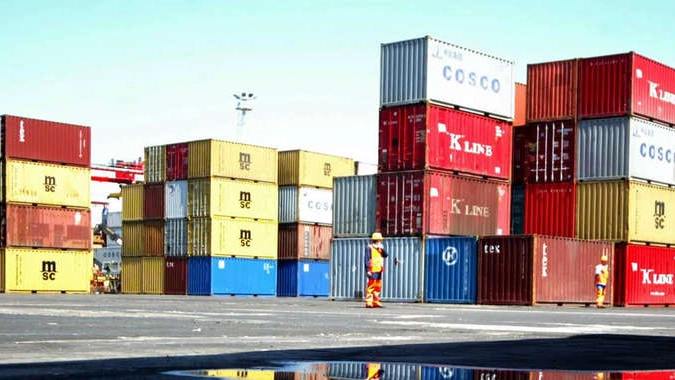 Export commercio, container in un deposito logistico di merce