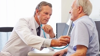 Un medico con un suo paziente Un medico con un suo paziente
