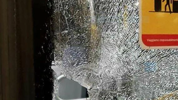 Sasso contro l’autobus Ferita una passeggera Sasso contro l’autobus Ferita una passeggera