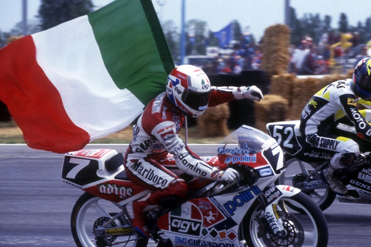 Fausto Gresini festeggia una vittoria