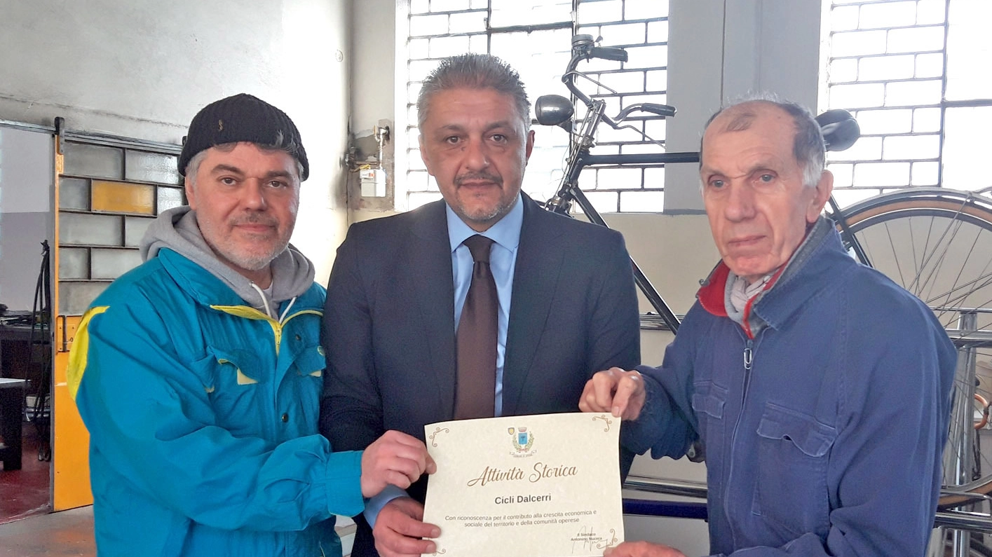 Simone Dalcerri con il sindaco Antonino Nucera e il padre Lino