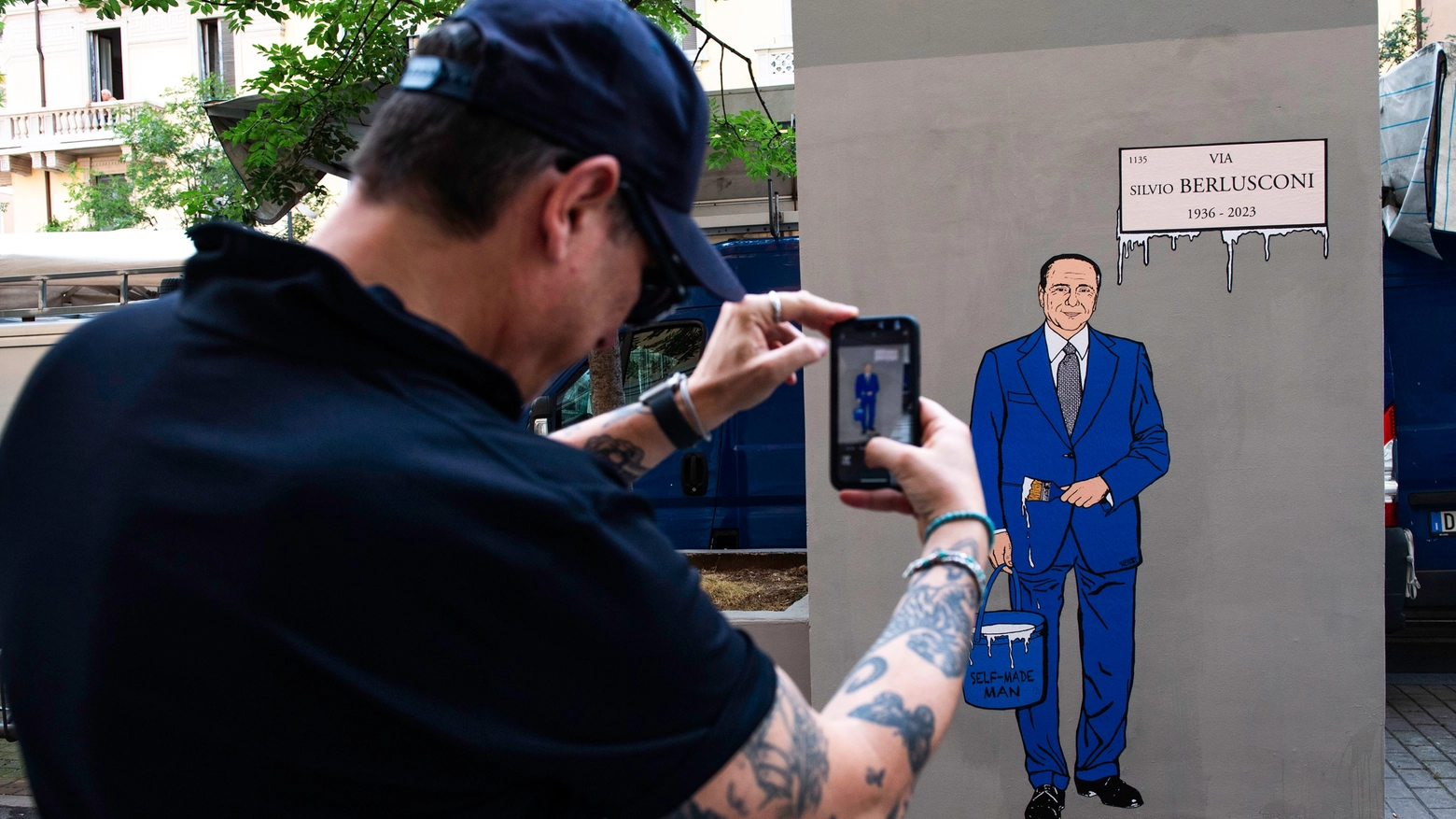 Self Made Man Ultima Opera di Alexsandro Palombo dedicata a Silvio Berlusconi e realizzata in via Volturno dove il Cavaliere era nato