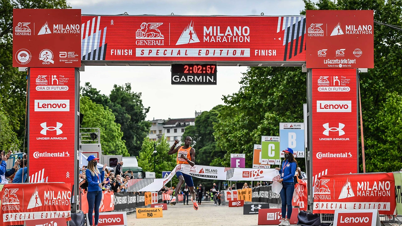 Titus Ekiru taglia il traguardo della Milano Marathon 2021