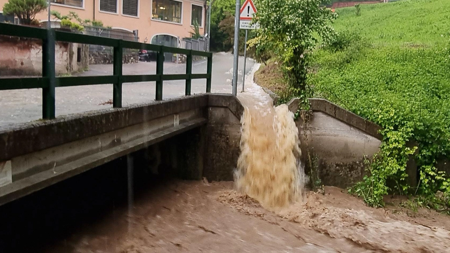 Bomba d’acqua  Pioggia e grandine  portano allagamenti  e smottamenti