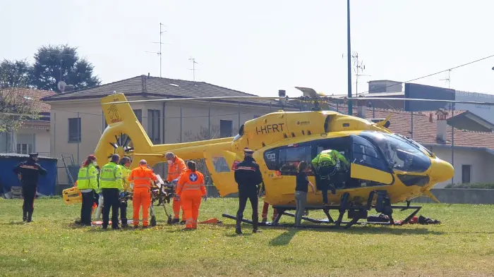Il 17enne mentre viene trasferito sull'eliambulanza Il 17enne mentre viene trasferito sull'eliambulanza