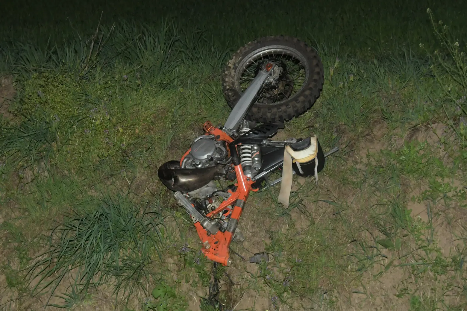 La motocicletta spezzata in due
