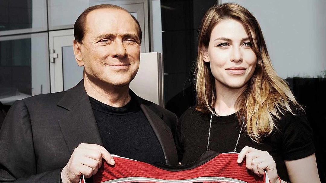 Parole commosse e una fotografia insieme al padre con la maglia del Milan. Domani sarebbe stato il compleanno dell’ex premier