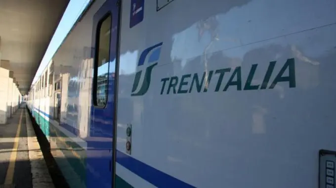 Treno partito da Brescia a diretto a Lourdes fermo per 15 ore a Ventimiglia: odissea per seicento pellegrini italiani