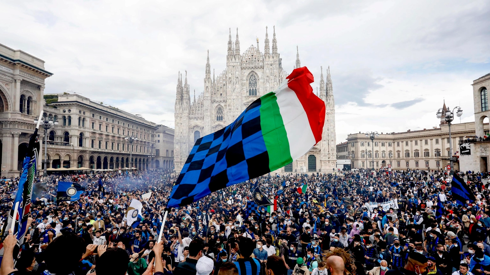 Inter, festa per lo scudetto in piazza Duomo