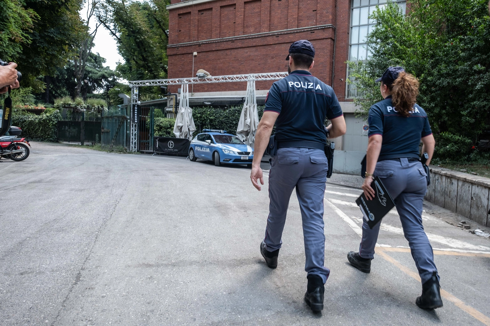 Polizia sul luogo dell'aggressione a Niccolò Bettarini