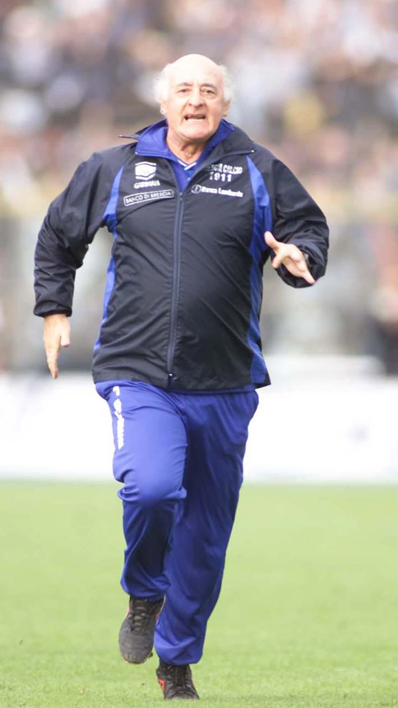 La corsa di Carlo Mazzone verso la curva avversaria