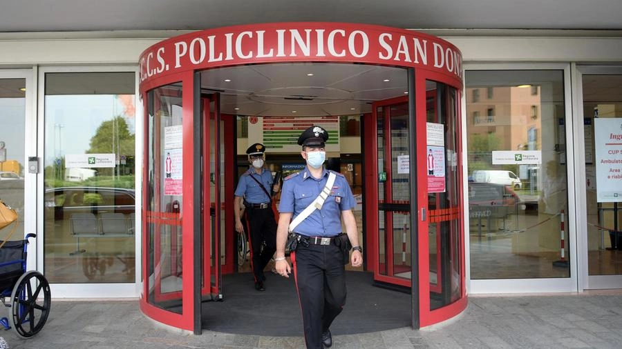 Carabinieri all'ingresso dell'ospedale