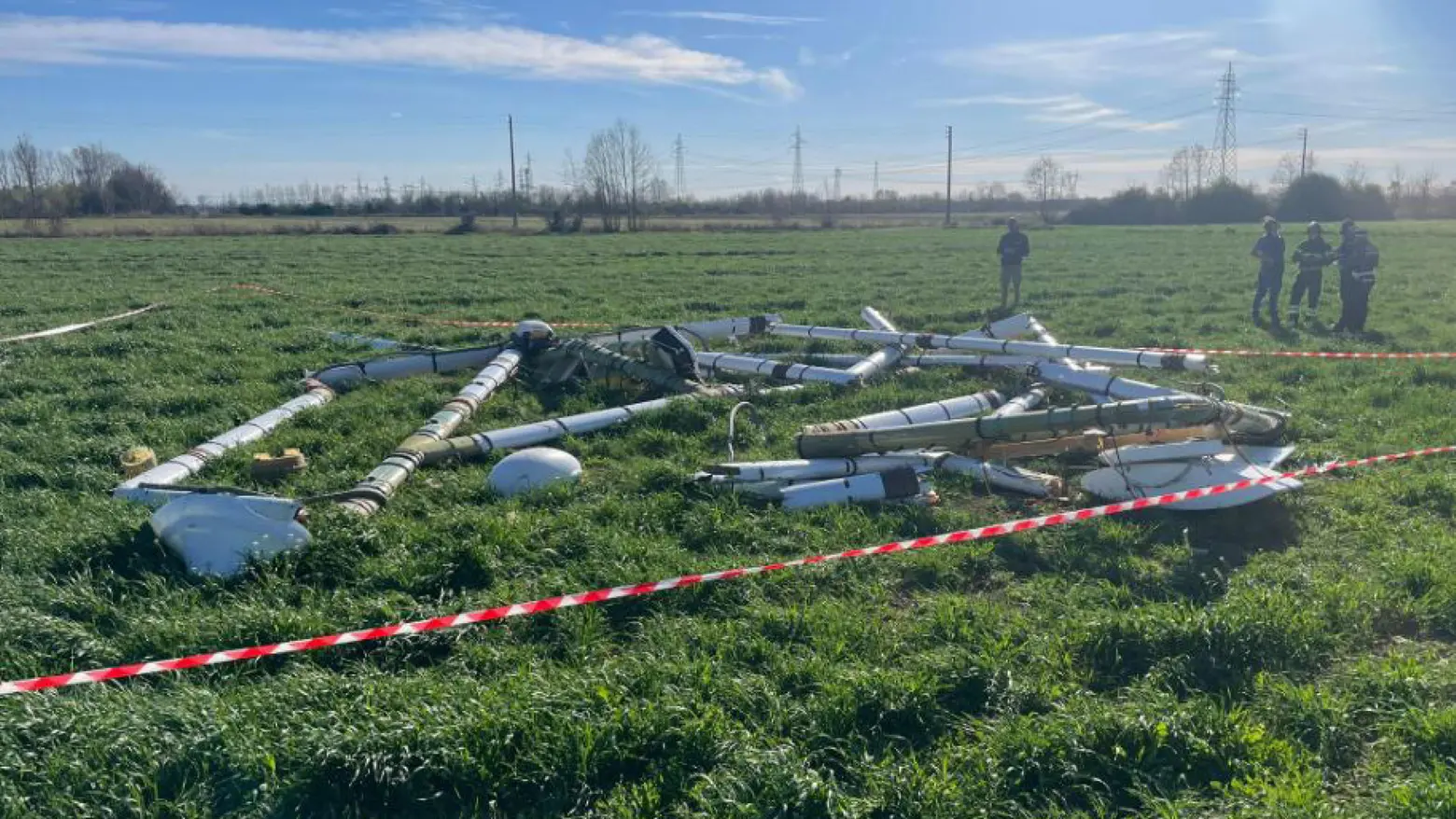 L'enorme antenna per la ricerca disorgenti caduta da un elicottero a Brescia