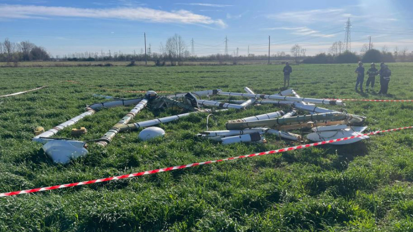 L'enorme antenna per la ricerca disorgenti caduta da un elicottero a Brescia