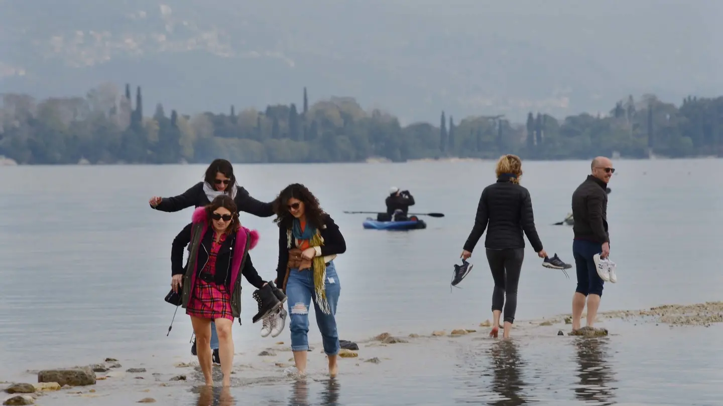 Il lago di Garda, nelle scorse settimane, consentiva alcuni attraversamenti in punti in cui una volta era pieno di acqua