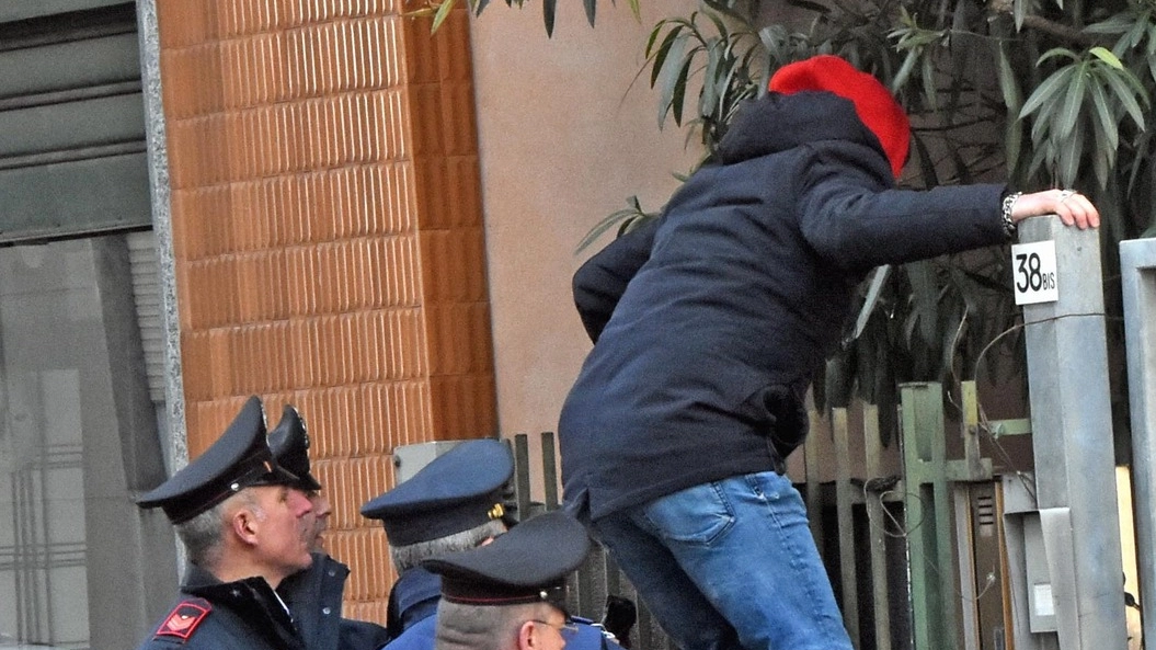 I carabinieri fuori dalla casa di Limbiate nella quale l’uomo ha esploso un colpo contro il figlio