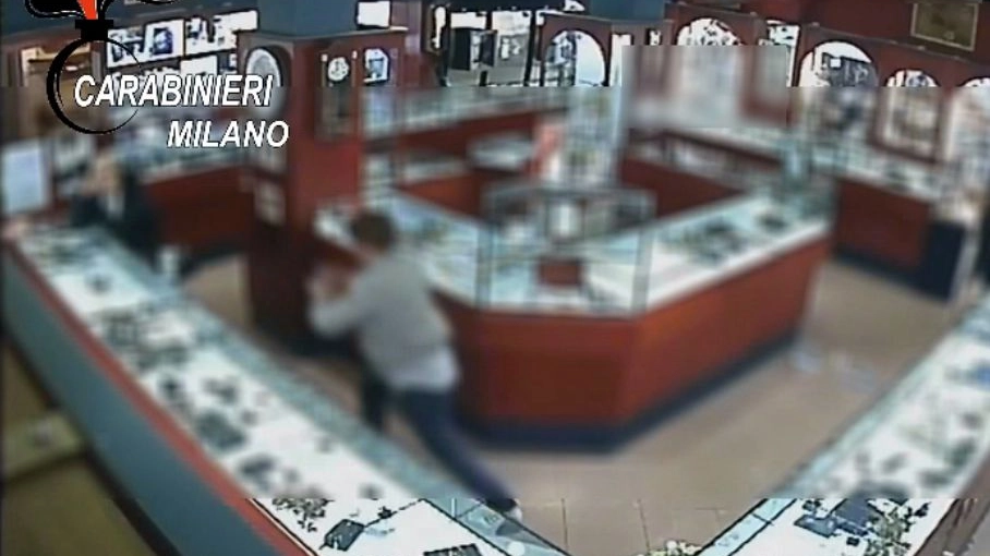 Rapina in gioielleria a Cusano Milanino (Frame video)