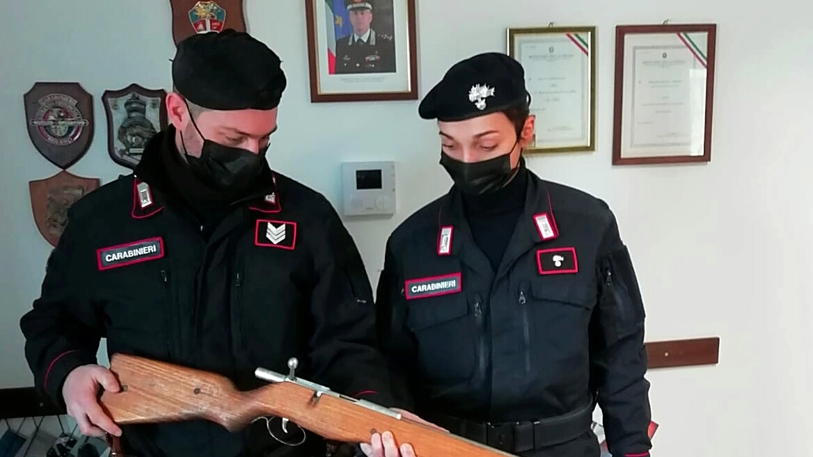 I carabinieri con il fucile artigianale
