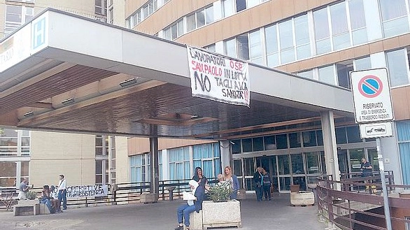 L'ospedale San Paolo, all'ingresso uno striscione di protesta
