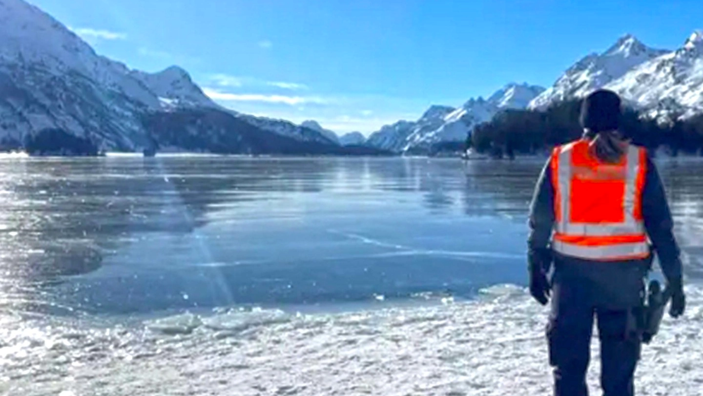Camminare e pattinare sulle zone ghiacciate naturali è sempre rischioso