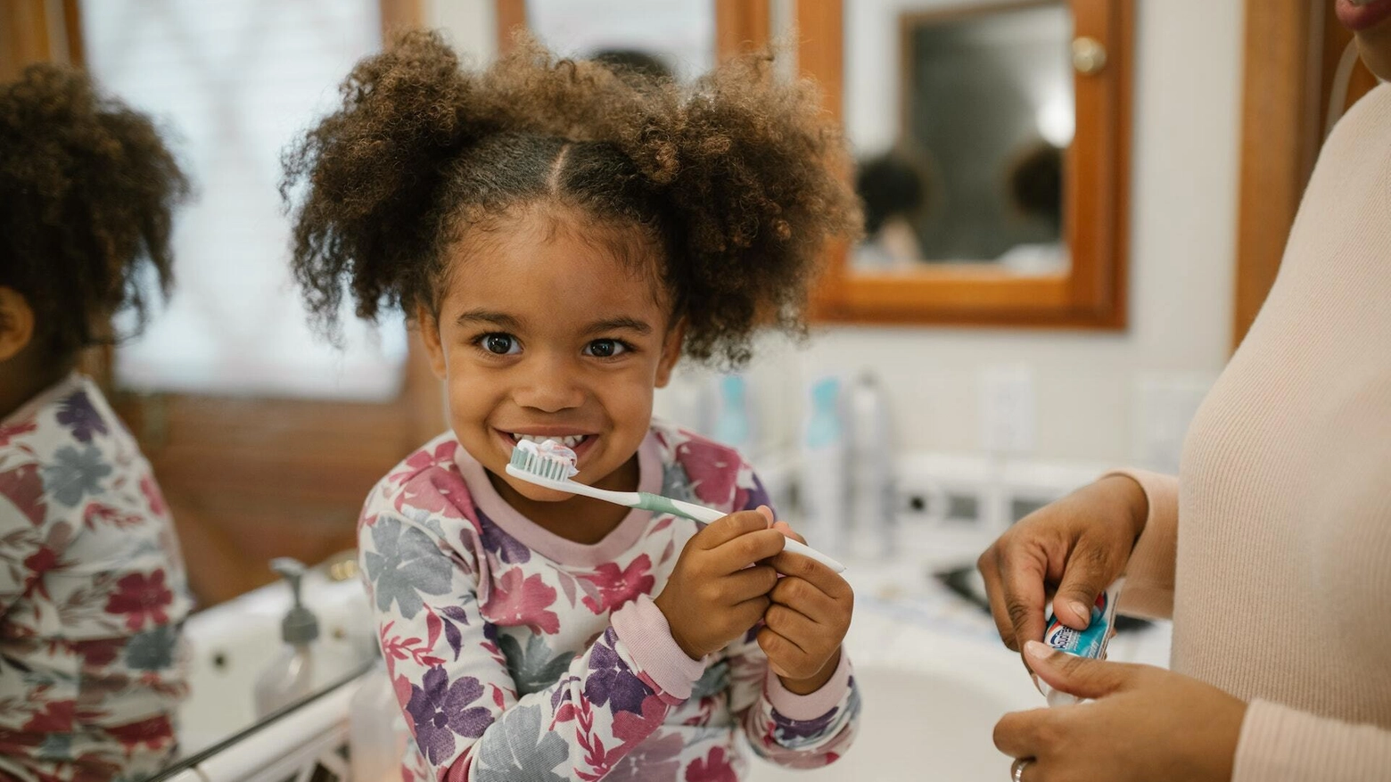 Una bimba che lava i denti