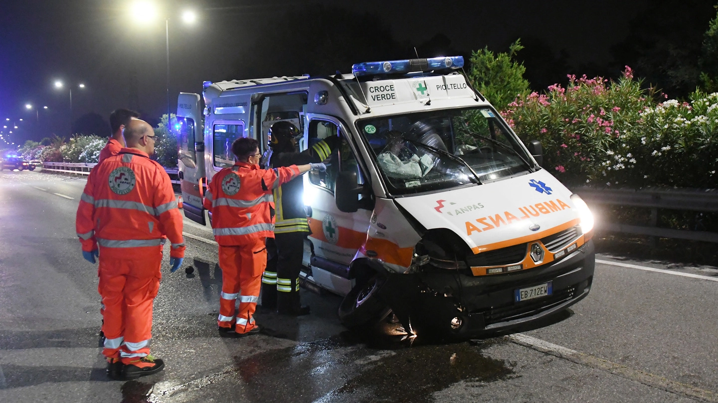 L'ambulanza incidentata sulla Cassanese (Canali)