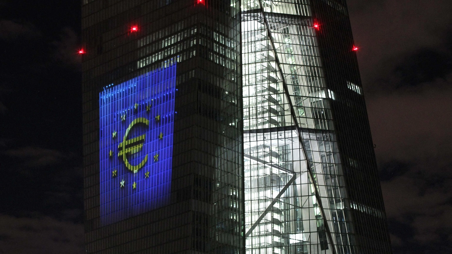 La torre della Bce illuminata il simbolo dell'euro