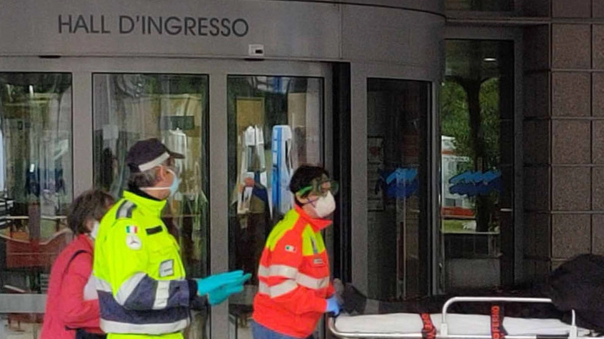 L’ingresso dell’ospedale Alessandro Manzoni di Lecco durante l’emergenza