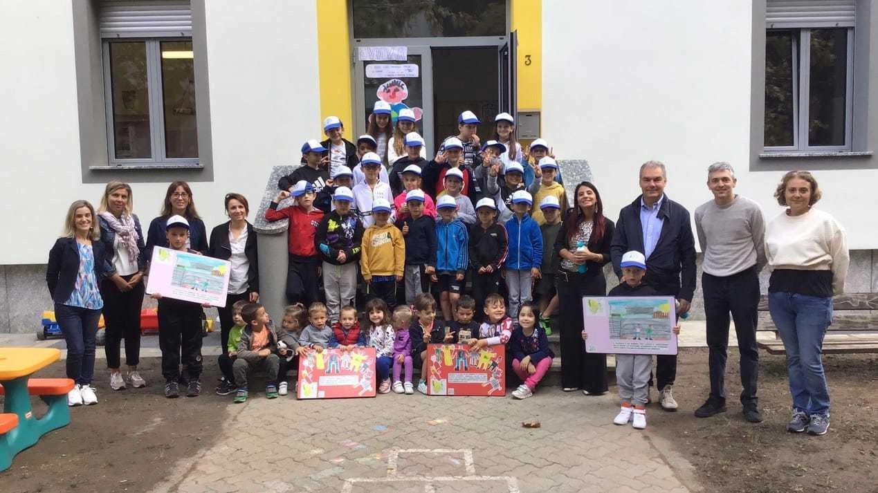 I bimbi creativi fanno i cartelli: "Invito alla tutela dell’ambiente"