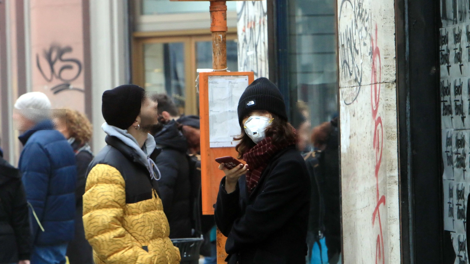 Coronavirus, mascherine anche per le vie di Milano (Ansa)