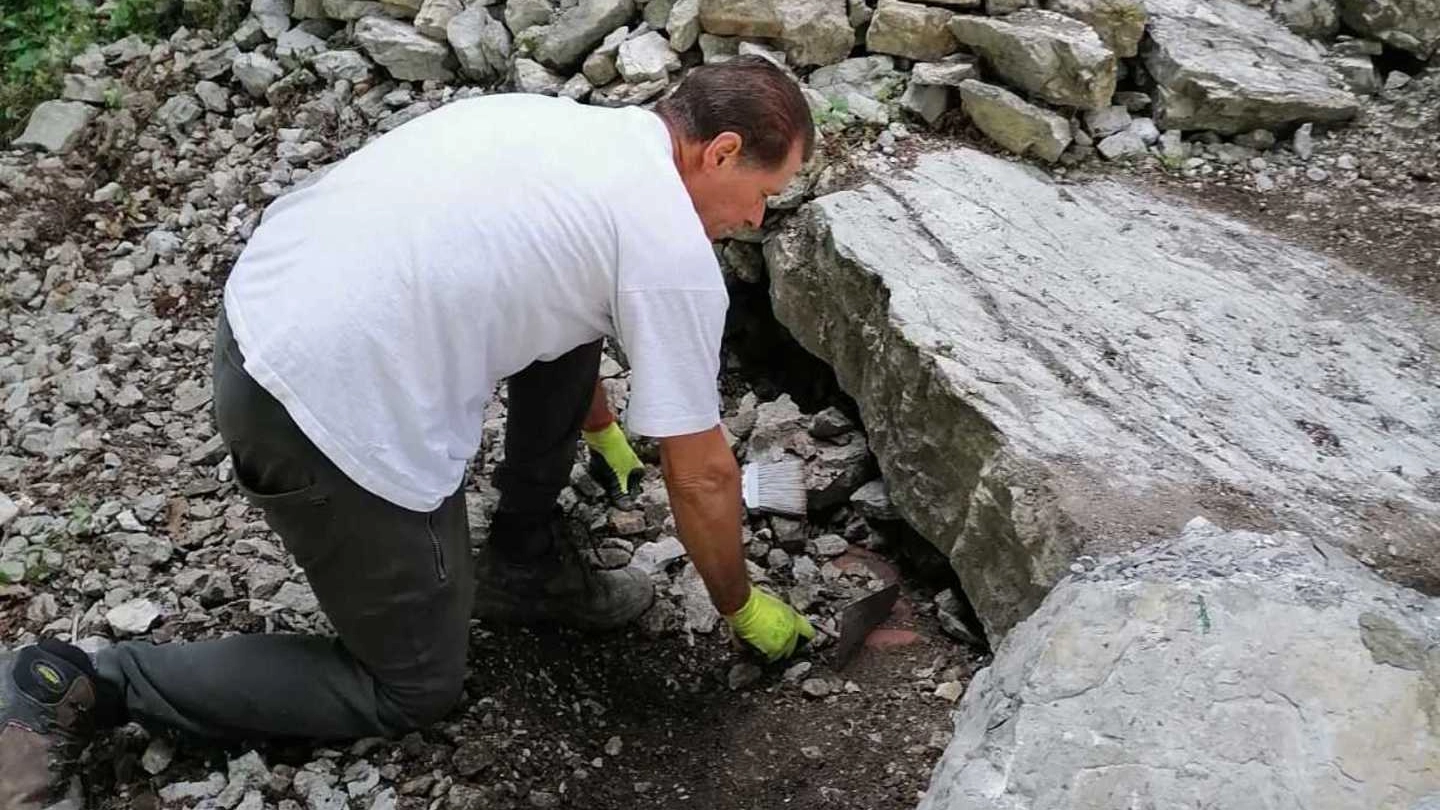 Franco Di Prizio mostra il luogo del ritrovamento dei presunti resti archeologici