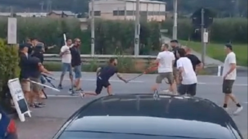 La rissa tra tifosi del Como della Sampdoria a Villa di Tirano del luglio scorso La rissa tra tifosi del Como della Sampdoria a Villa di Tirano del luglio scorso