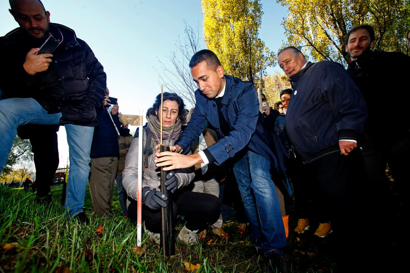 Il Movimento 5 Stelle pianta 200 alberi a Milano, presenti Di Maio e Casaleggio / FOTO