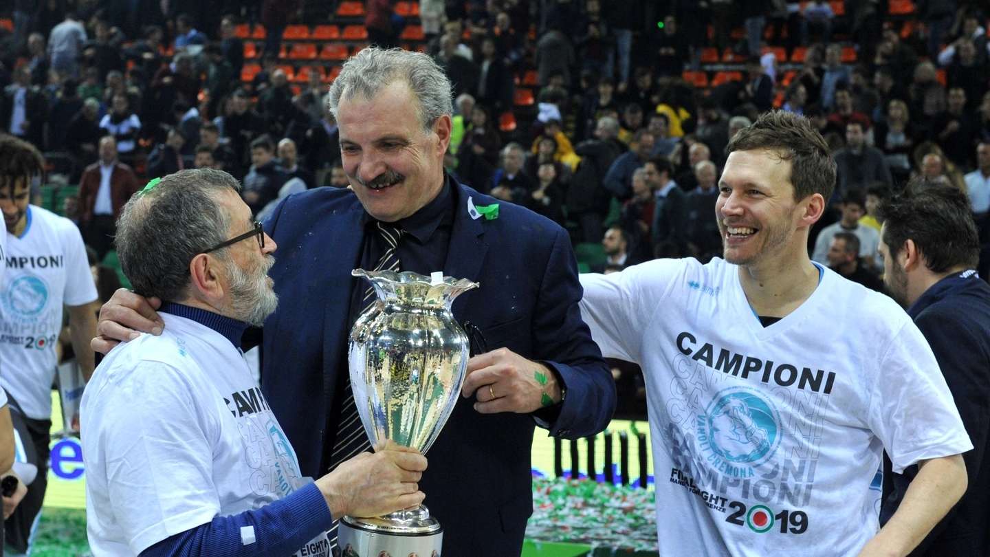 Meo Saccheti festeggia la Coppa Italia col presidente Aldo Vanoli e Travis Diener
