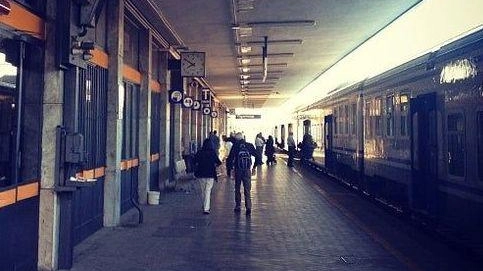 Milano-Mortara senza decoro. Vandali e bagni rotti nelle stazioni