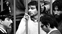 Cesare Battisti dietro le sbarre durante il processo per l'omicidio Torregiani