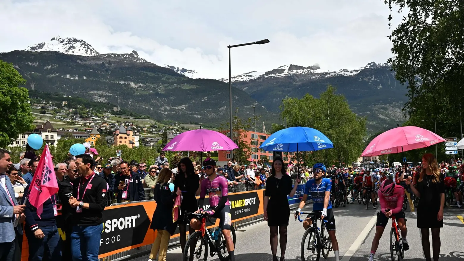 Il Giro passa da Cassano La festa è sotto la pioggia Il Giro passa da Cassano La festa è sotto la pioggia